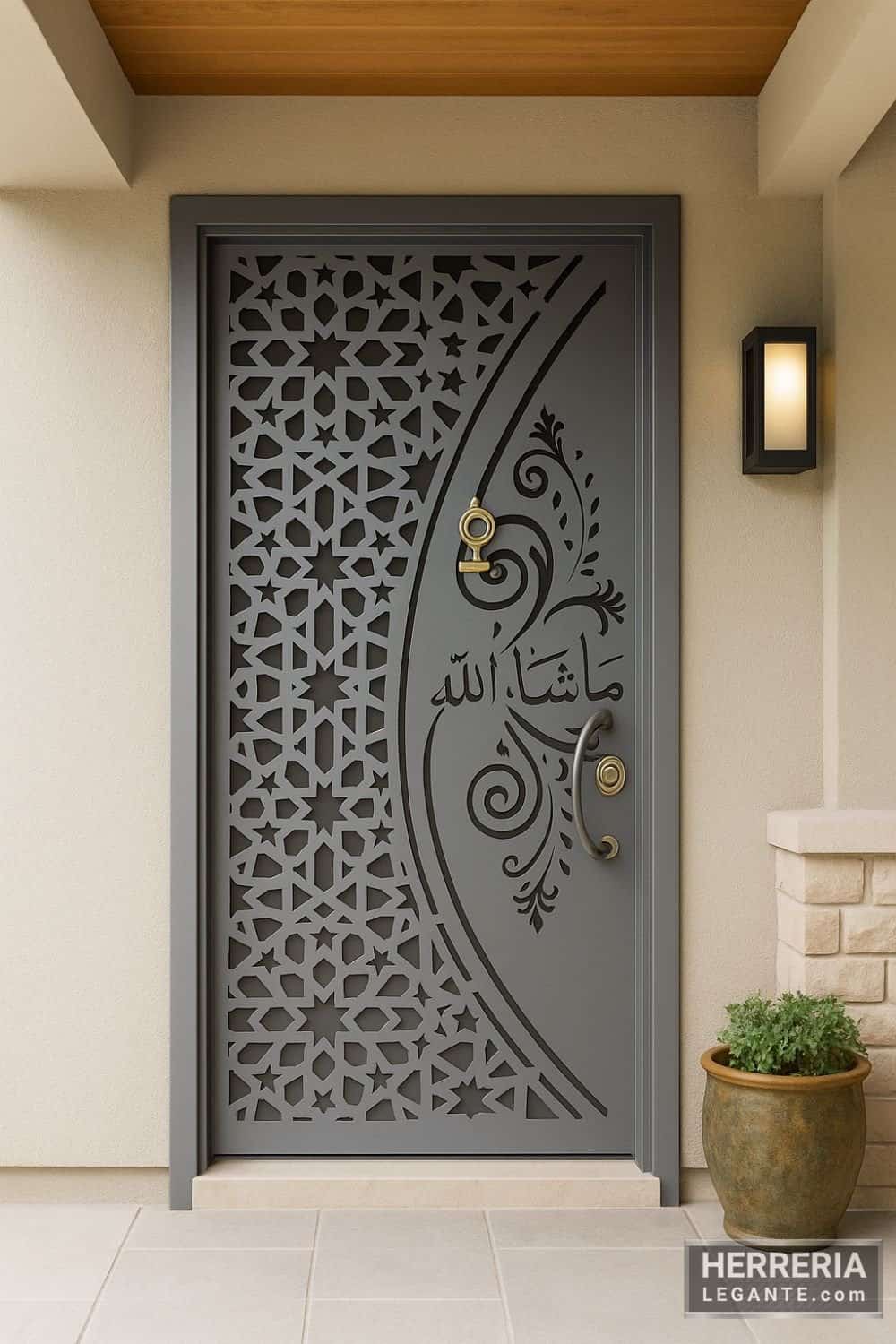 Puerta gris con diseño artístico y calado geométrico protegida por techo exterior en ingreso principal