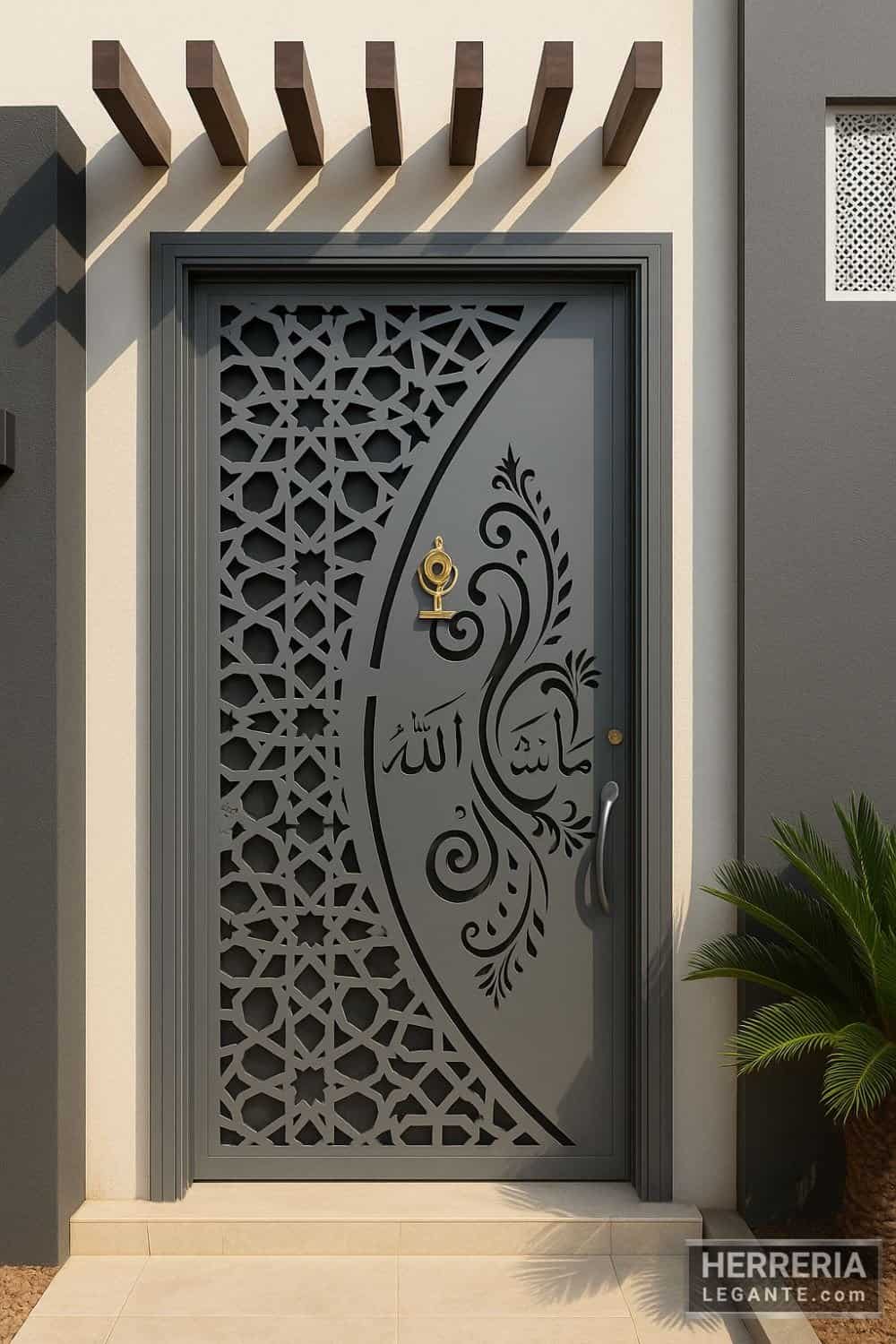 Puerta de herreria gris con detalles calados y caligrafía, instalada en fachada moderna con muro claro y pérgola de madera