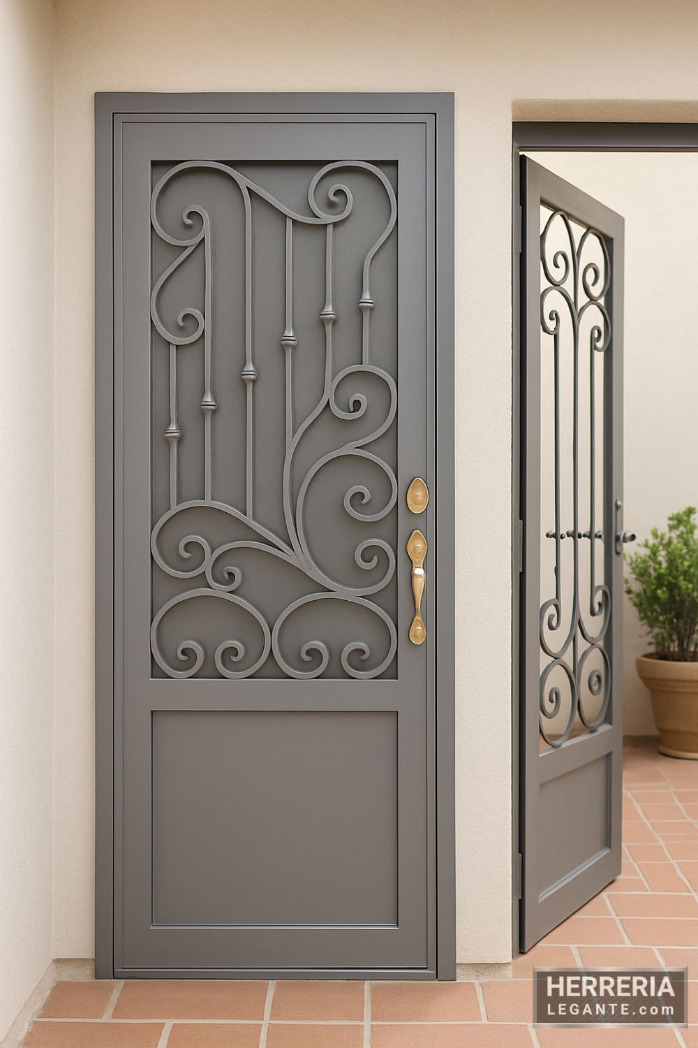 Puerta decorativa de hierro forjado con diseño curvo en ingreso lateral junto a puerta abierta hacia patio