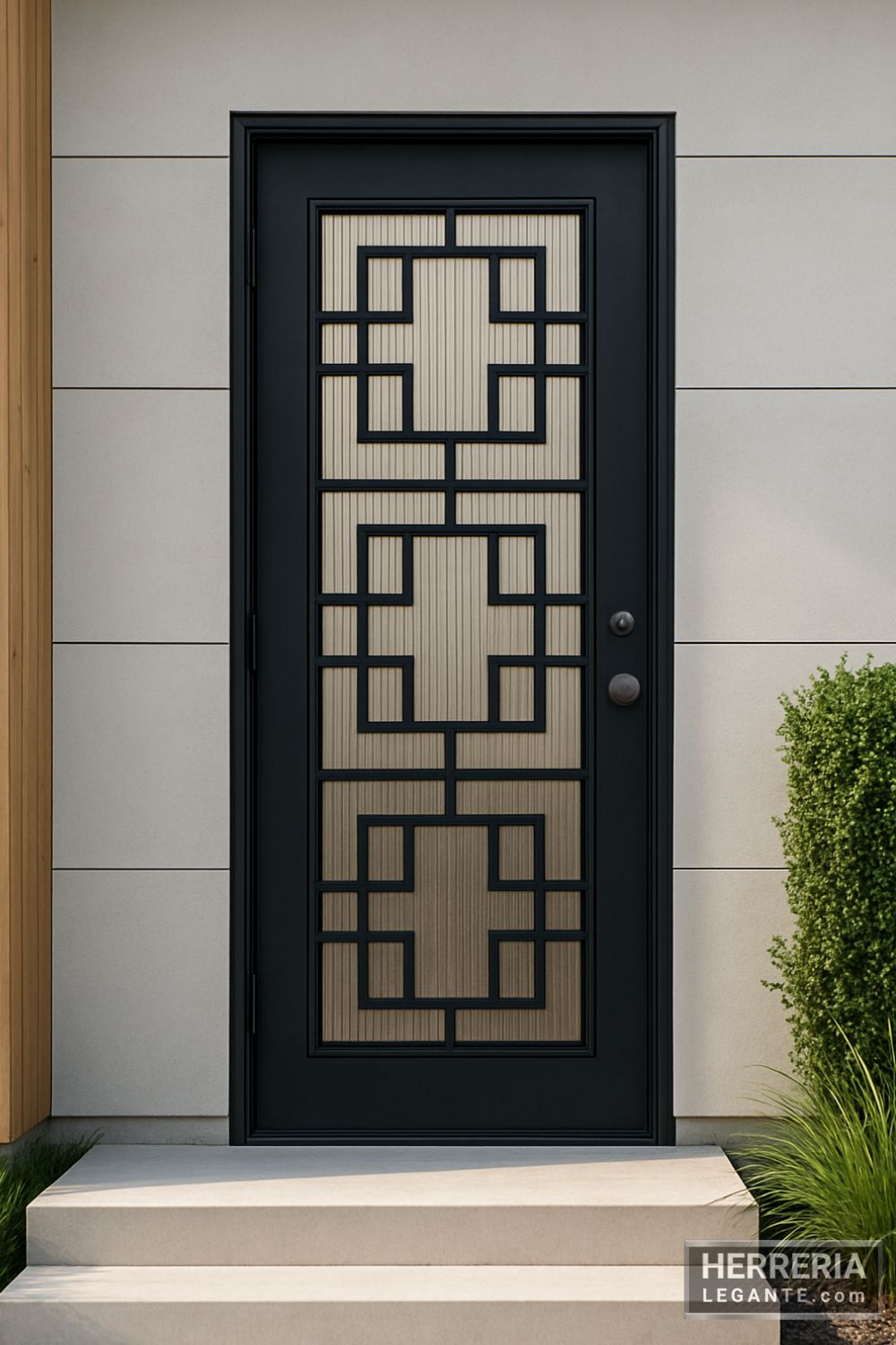 Puerta de herrería negra con vidrio estriado y patrón de cuadros instalada en fachada moderna con revestimiento de madera y muros grises minimalistas