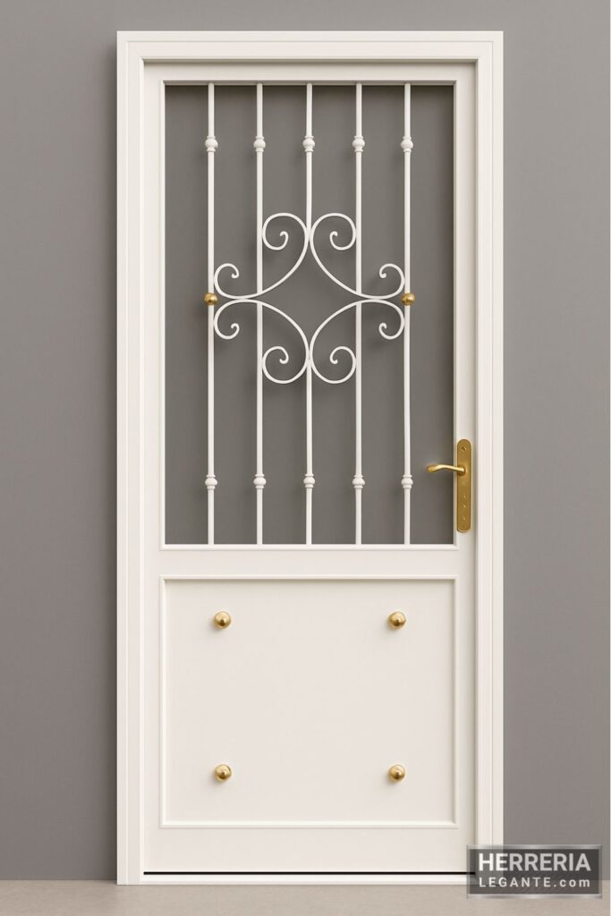 Puerta de herrería blanca con diseño curvo en la parte superior y esferas decorativas metálicas