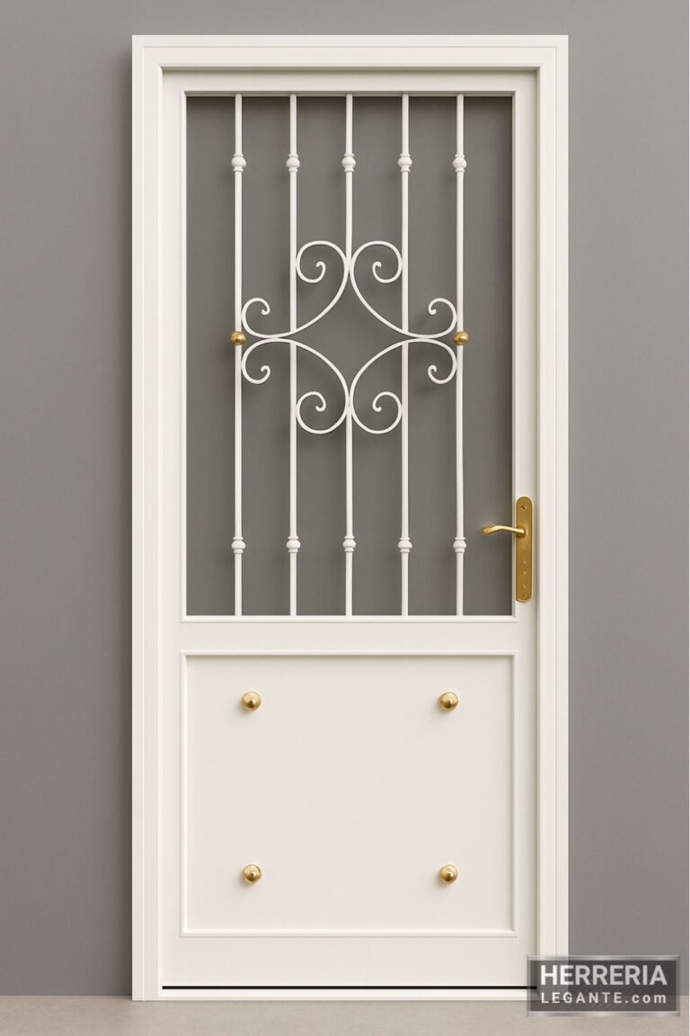 Puerta de herrería blanca con diseño curvo en la parte superior y esferas decorativas metálicas