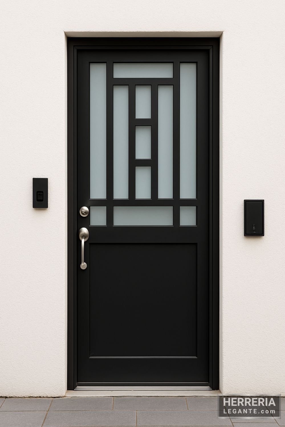 Acceso a departamento con puerta de herrería negra con vidrio y diseño geométrico