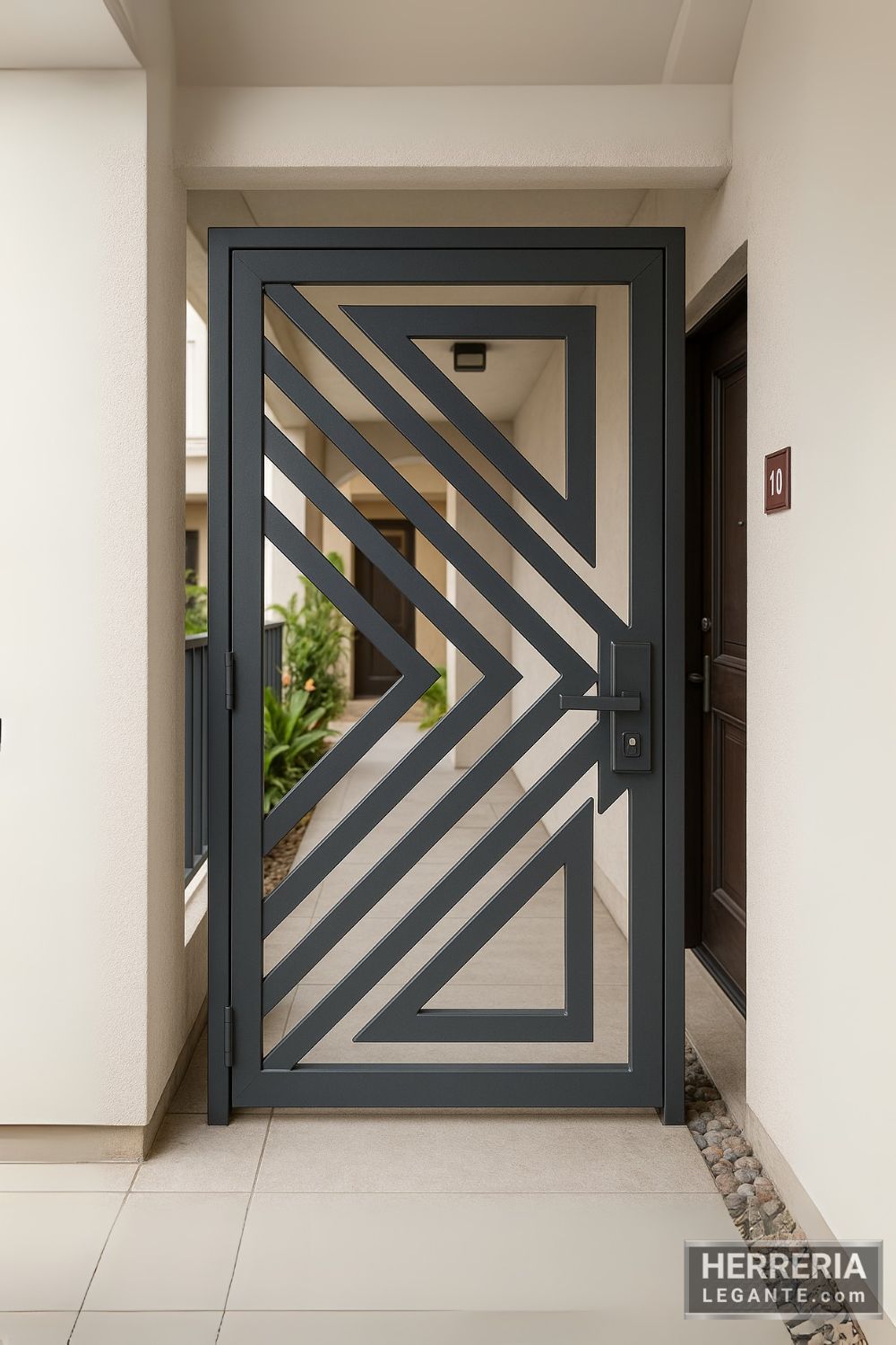 Puerta de herrería con diseño calado diagonal instalada en fachada soleada con paredes claras