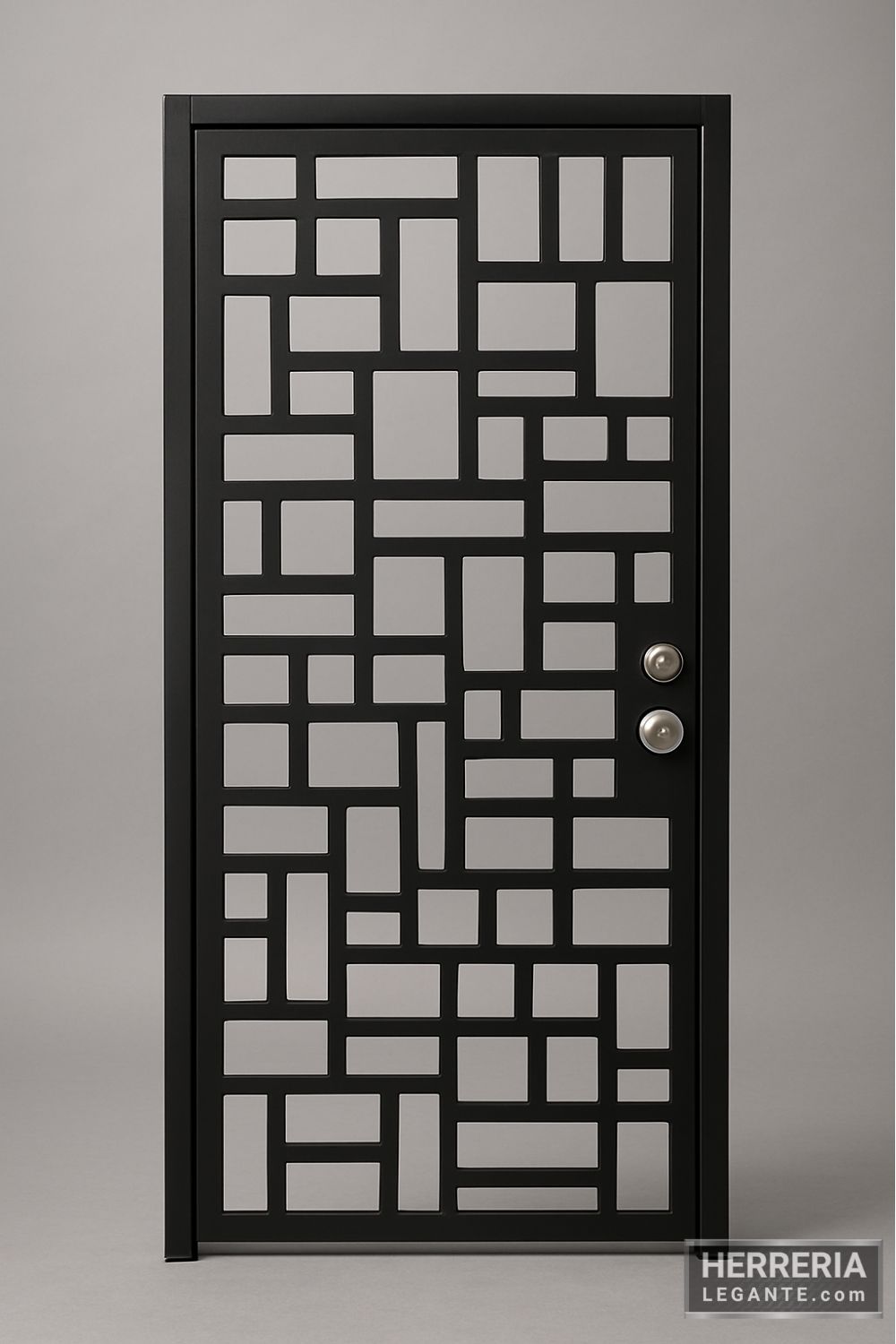 puerta de herrería negra con patrón geométrico irregular sobre fondo gris