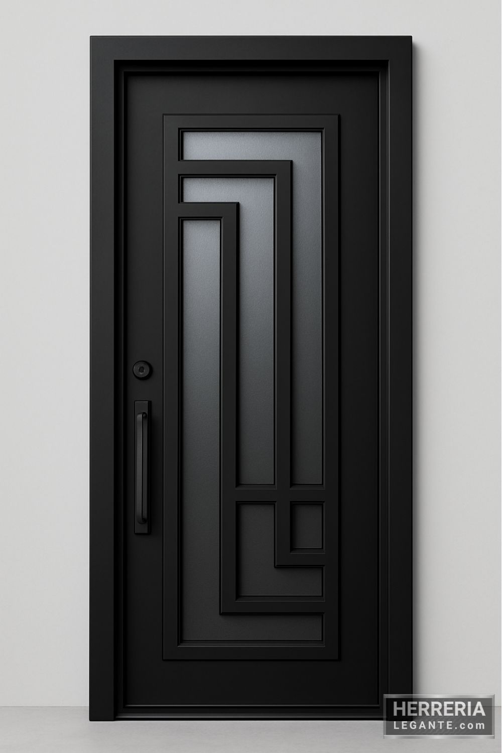 Puerta de herrería negra con diseño geométrico y vidrio central, fondo gris neutro