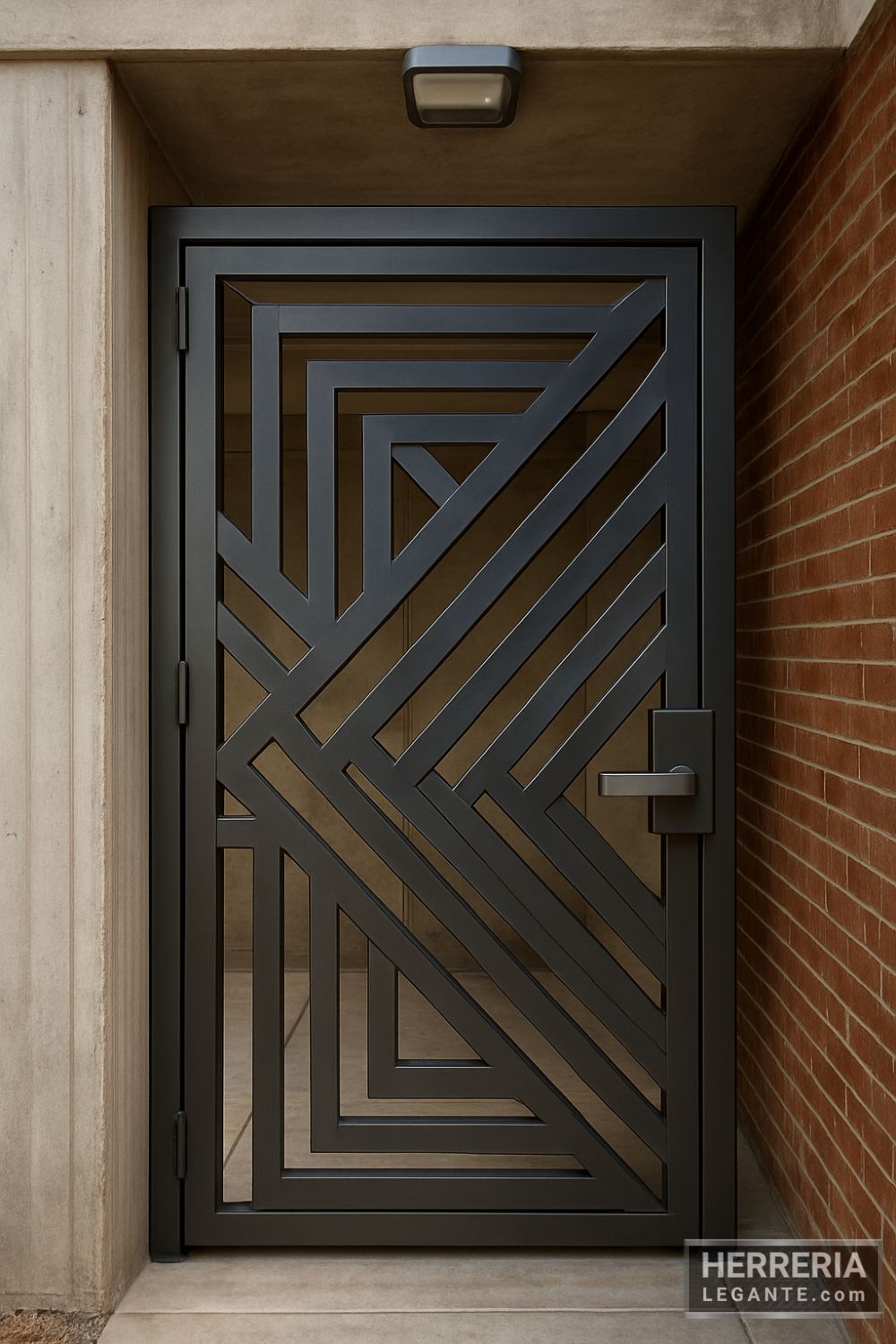 Puerta de herrería con diseño diagonal en entrada de estilo industrial, rodeada de muros de concreto y ladrillo