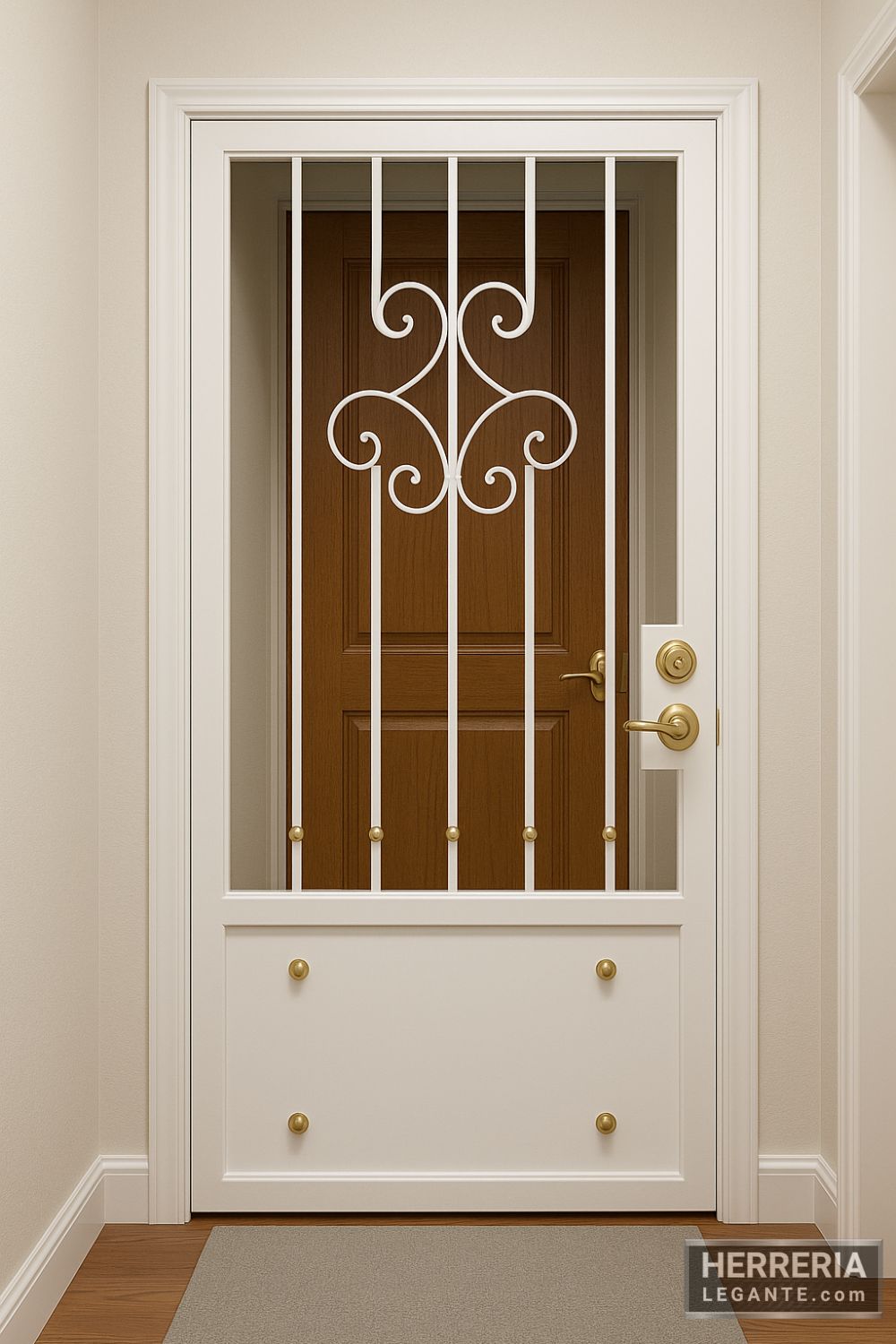 Puerta de herrería blanca instalada como segunda puerta en el interior de un departamento frente a puerta de madera