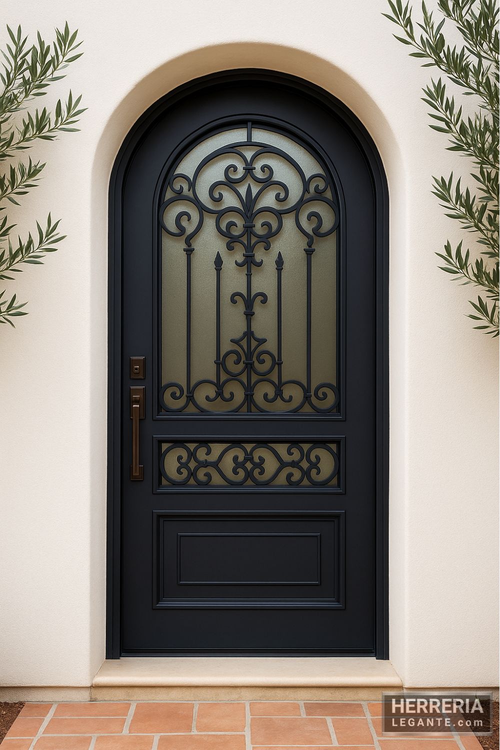 Puerta de herrería con arco y forja artística en fachada de casa mediterránea con piso de terracota