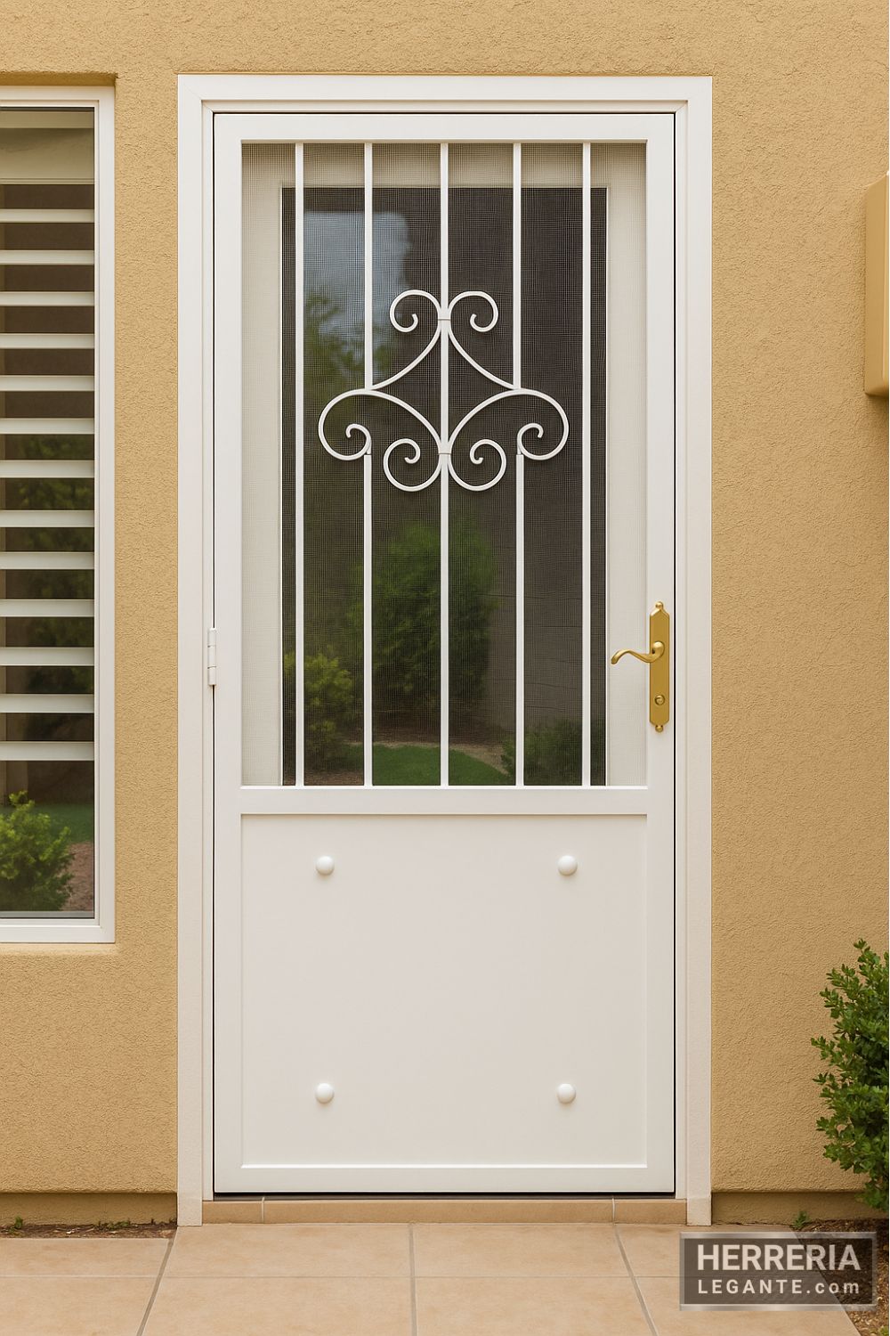 Puerta de herrería blanca con diseño curvo en acceso a patio interior con muros color beige
