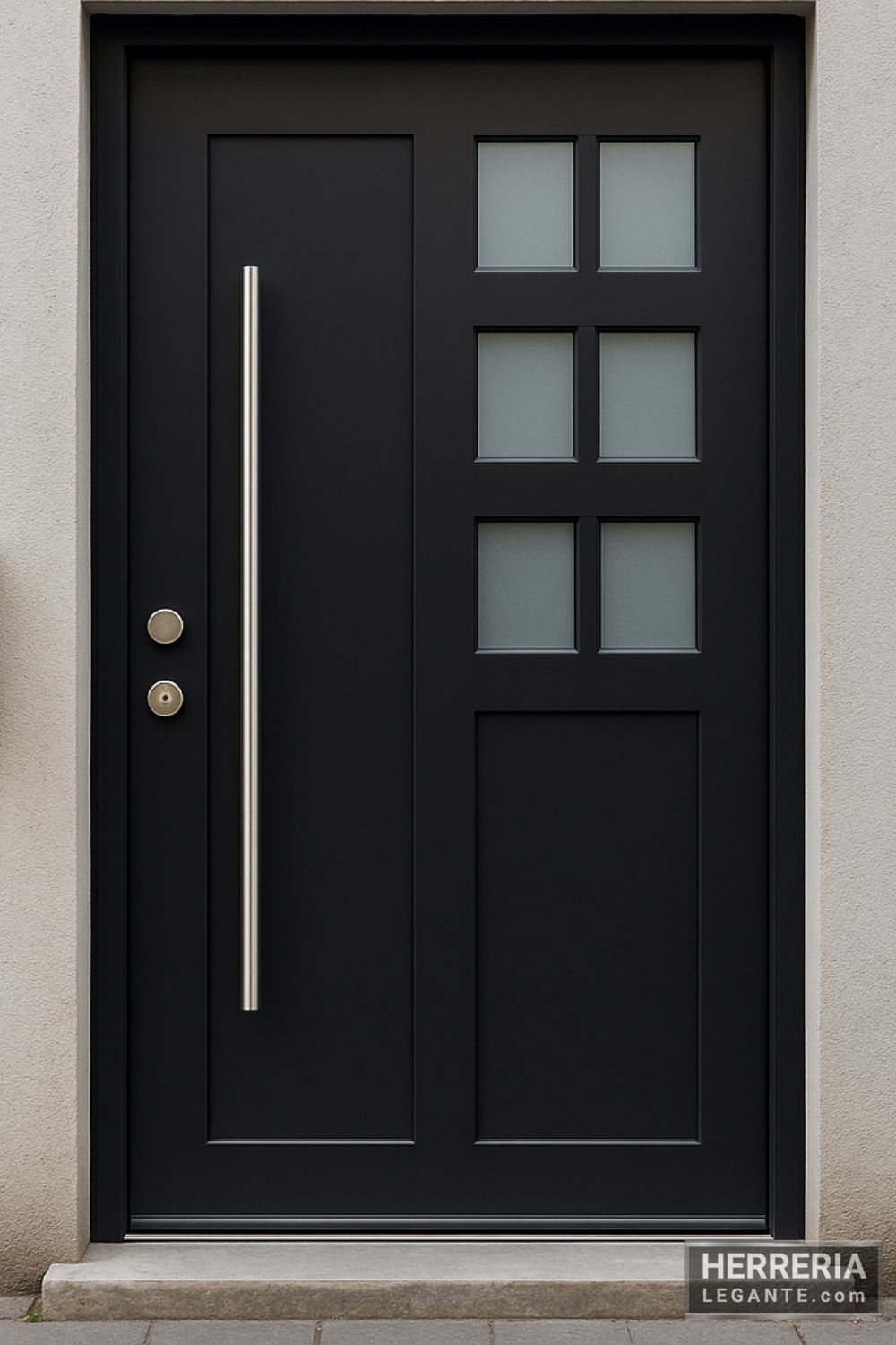 Puerta de herrería negra con vidrios cuadrados instalada en fachada de vivienda urbana sin rejas