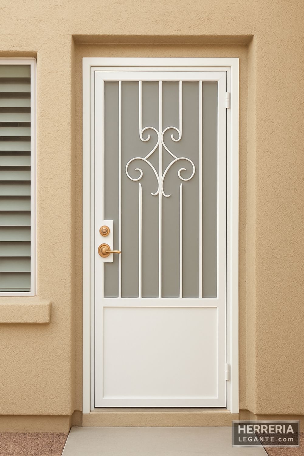 Puerta de herrería blanca con diseño curvo en fachada de casa sin cercado exterior