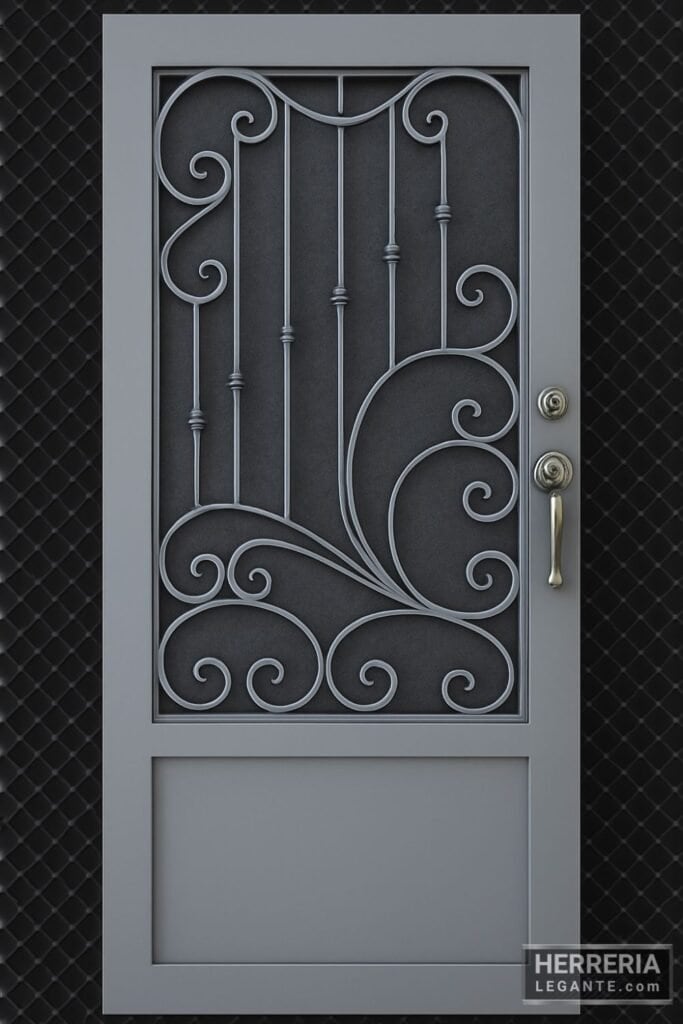 Puerta liviana de hierro forjado con diseño curvo y manija dorada sobre fondo negro de reja metálica