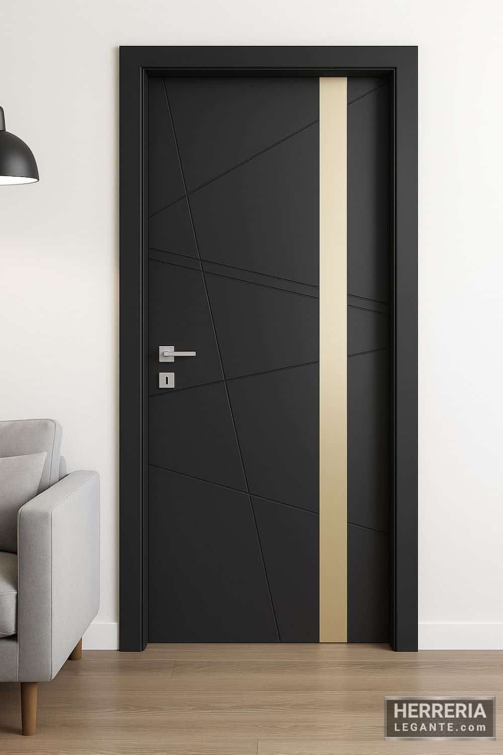 Puerta de herrería negra con franja dorada y líneas diagonales en interior moderno con pared blanca y piso de madera