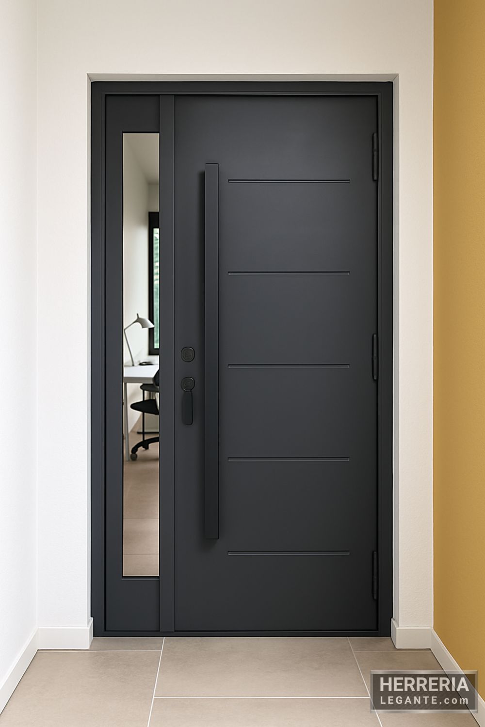 Puerta gris con vidrio lateral instalada en entrada de oficina privada dentro de edificio moderno