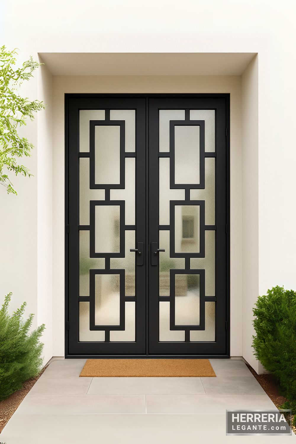 puerta doble de herrería negra con vidrio y diseño geométrico rectangular instalada en fachada moderna color blanco suave