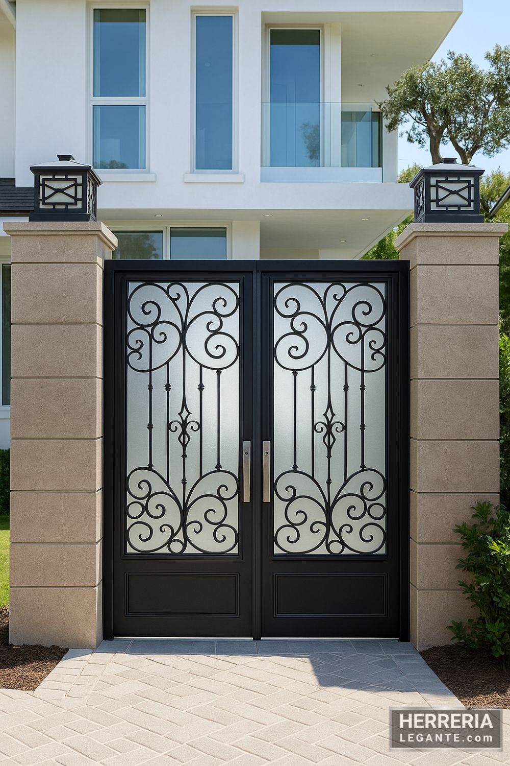 portón de herrería con vidrio esmerilado y diseño ornamental en fachada moderna con pilares de piedra y faroles decorativos