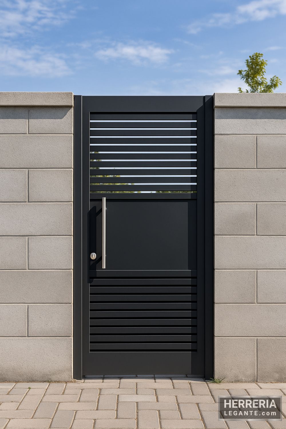 puerta de herrería negra con rejillas horizontales y diseño moderno, instalada en muro exterior de acceso a condominio cerrado