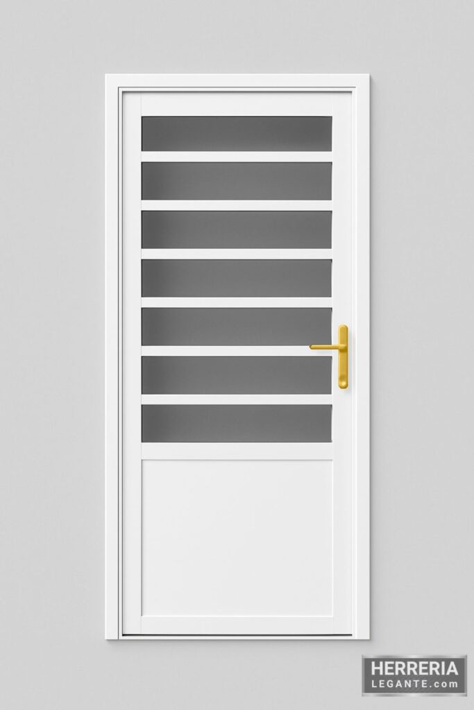 puerta de herrería blanca con múltiples franjas horizontales de vidrio y manija dorada sobre fondo gris claro