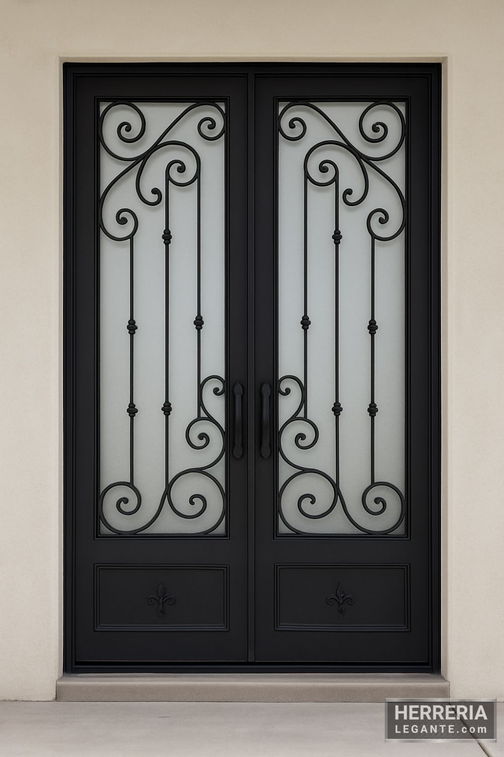 puerta de herrería de doble hoja con vidrio y detalles curvos en fachada de estilo colonial con muros claros