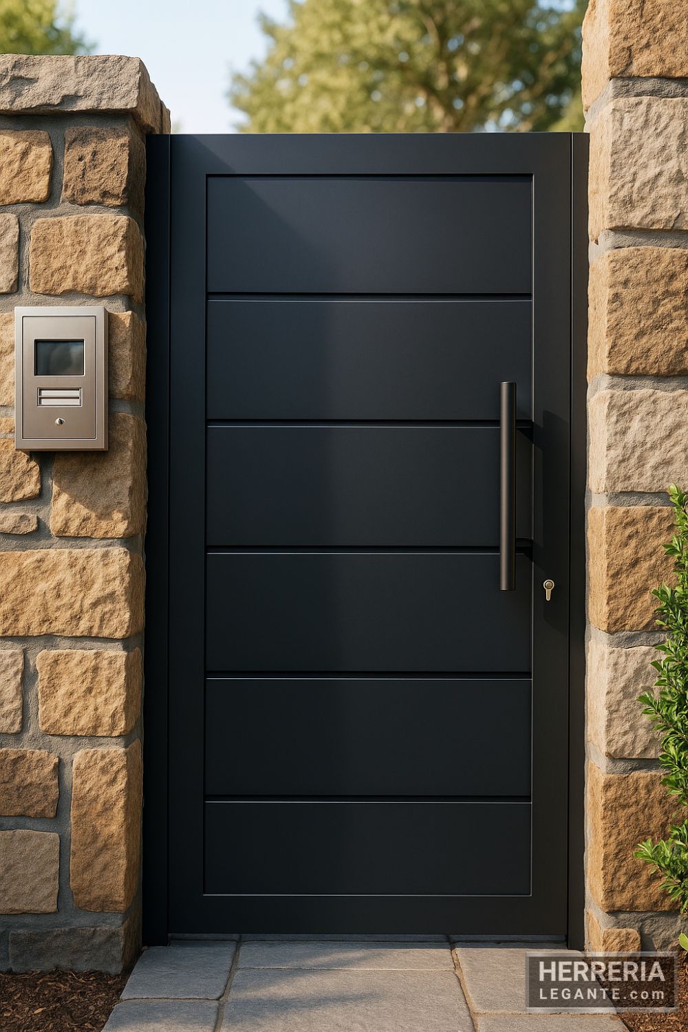 puerta de herrería compacta color negro mate con líneas horizontales embutidas, instalada en fachada de piedra y muro blanco