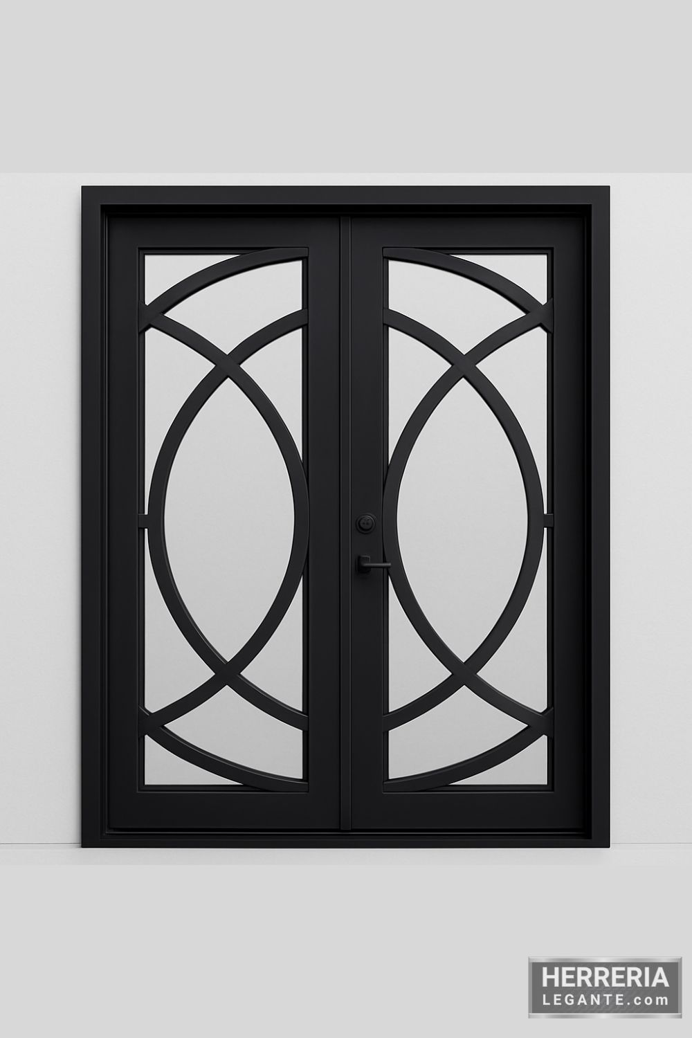 puerta de herrería de doble hoja con vidrio claro y diseño geométrico curvo simétrico sobre fondo neutro