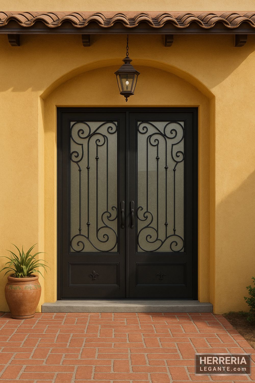 puerta de herrería de doble hoja con vidrio en fachada mediterránea con muros cálidos y techo de teja