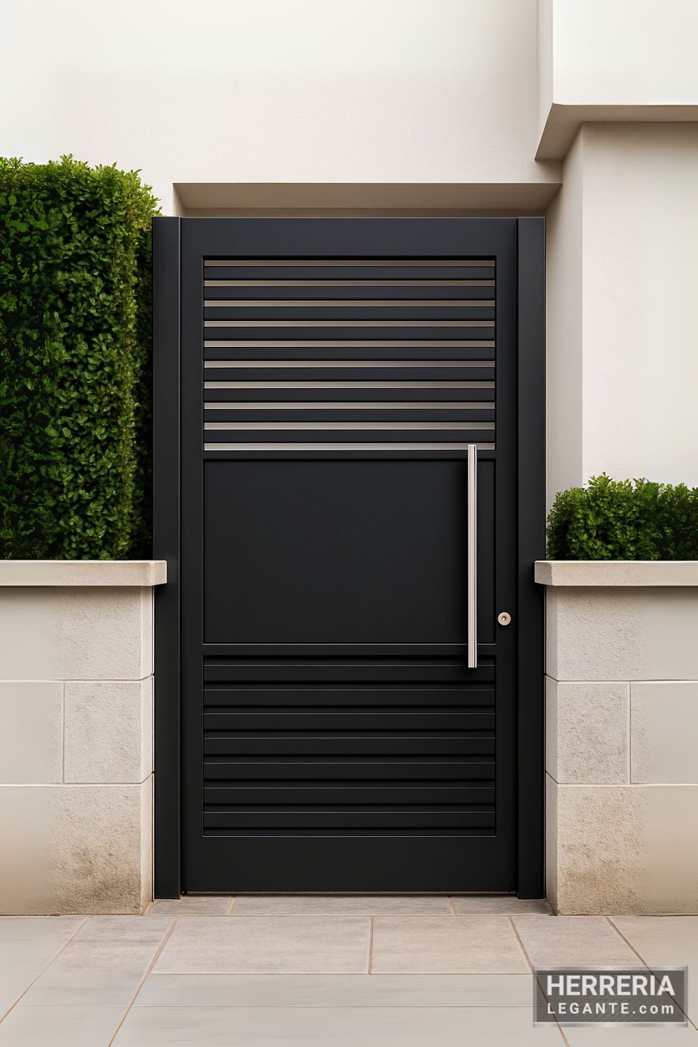 puerta de herrería moderna con ventilación horizontal y manija vertical en fachada clara con muro perimetral bajo y seto verde