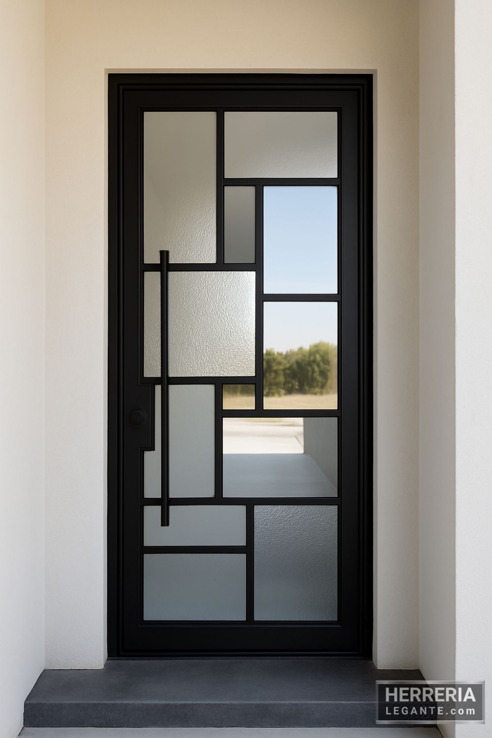 puerta de herrería con vidrios asimétricos en entrada principal de doble altura