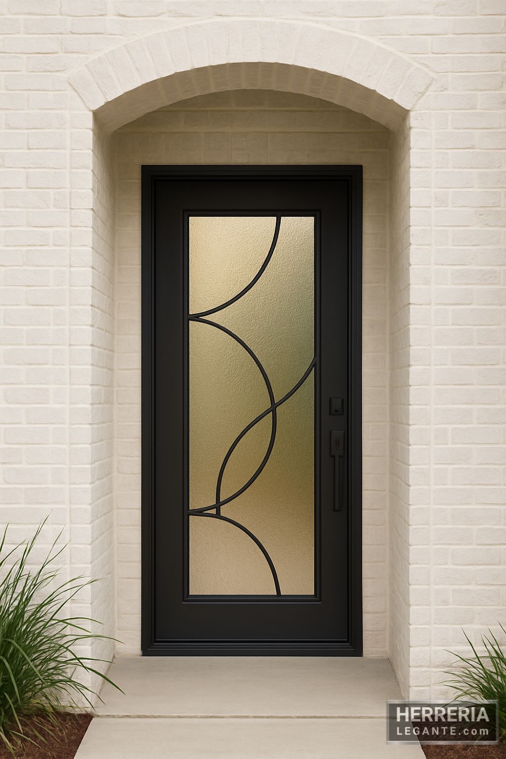 puerta de herrería de una hoja con vidrio martillado y diseño curvo en fachada blanca con arco de ladrillo