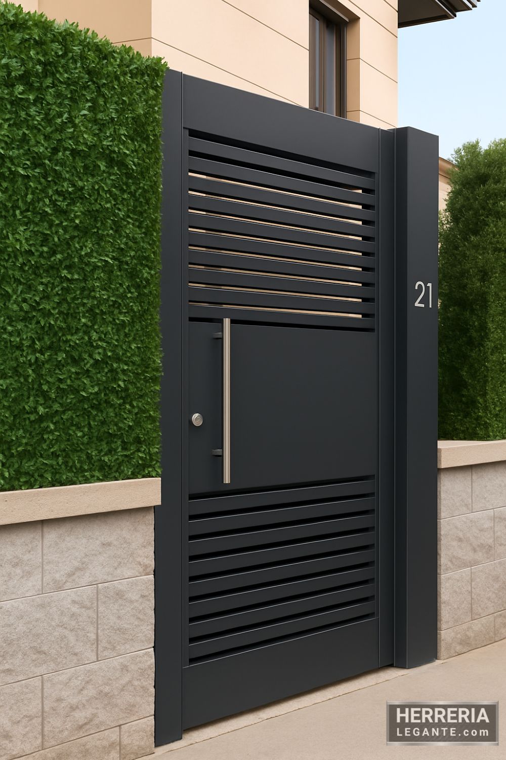puerta de herrería negra con ventilación horizontal y manija vertical en muro perimetral con vegetación artificial y diseño moderno
