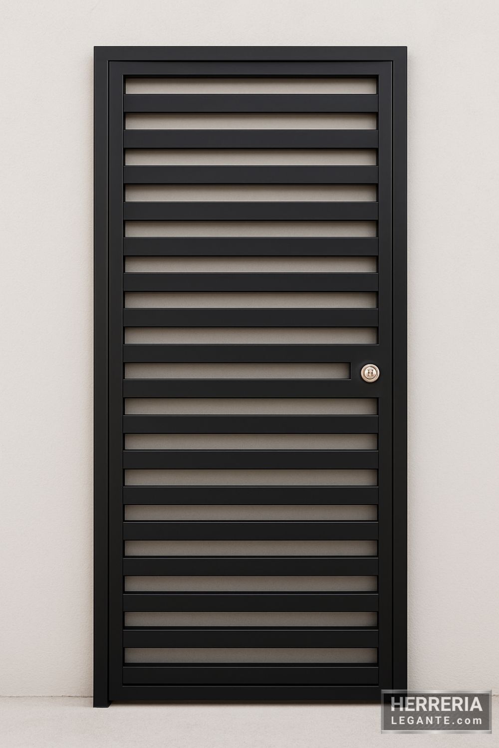 puerta de herrería simple de una hoja para exterior, con diseño de barrotes horizontales y cerradura al lado derecho