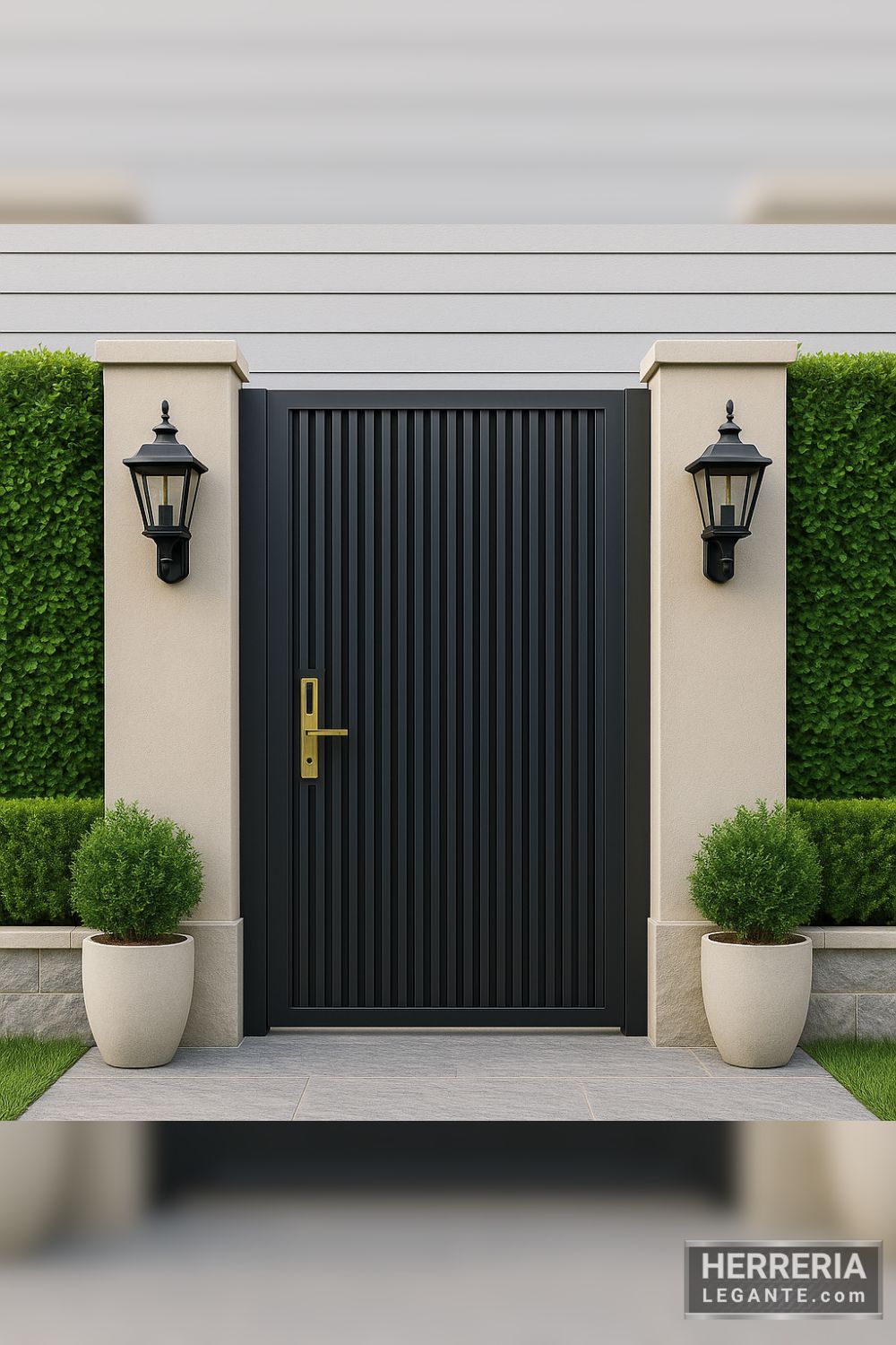 puerta de herrería moderna con barras verticales y manija dorada, rodeada de setos y macetas sobre fachada clara simétrica