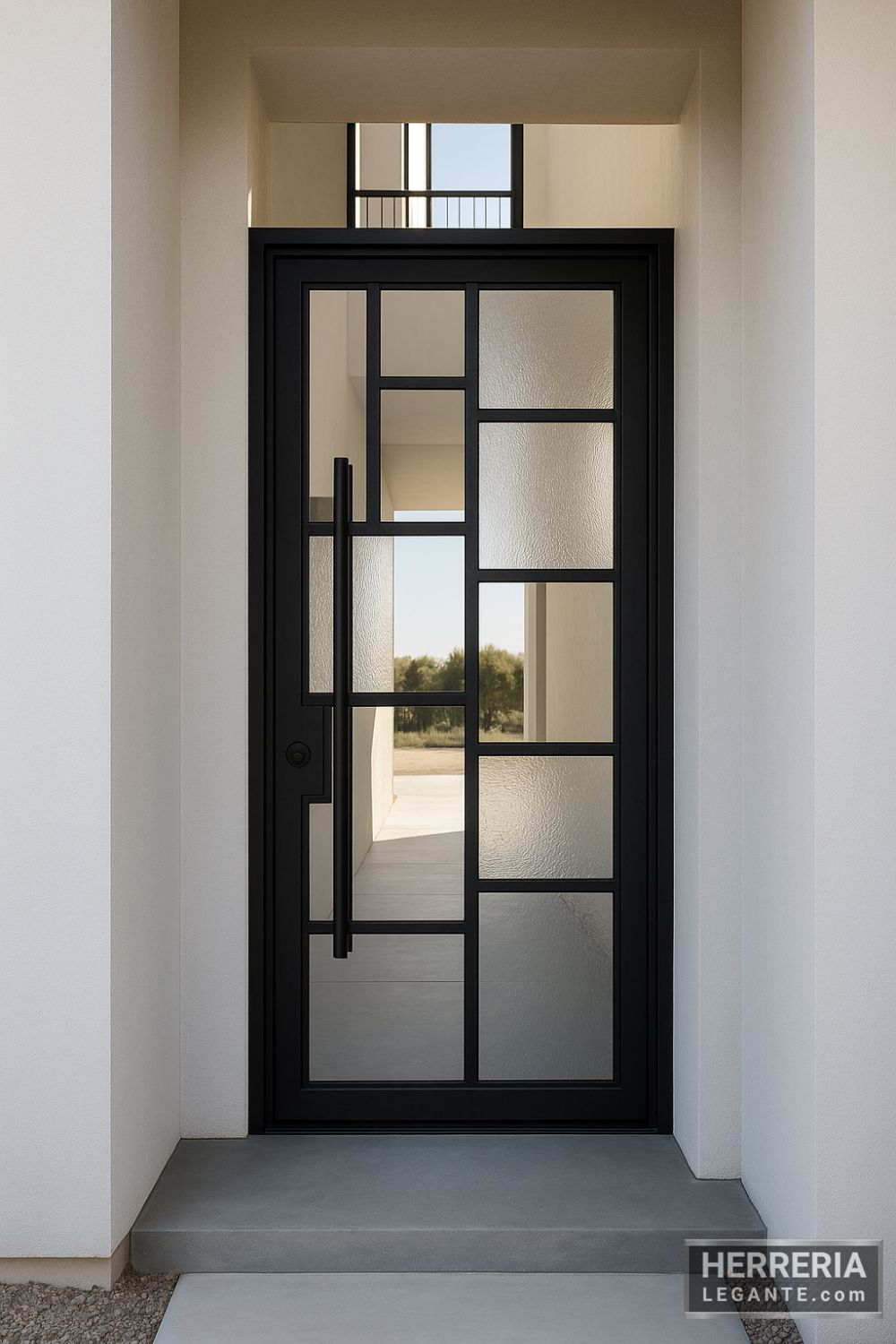 puerta de herrería con vidrio texturizado ideal para zonas con alta exposición solar