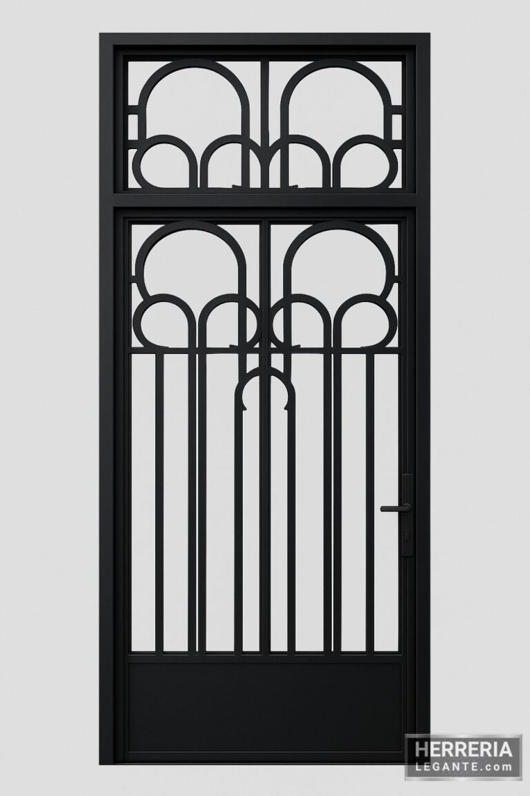 puerta de herrería negra con vidrio y diseño de arcos, vista desde el interior de una vivienda clásica