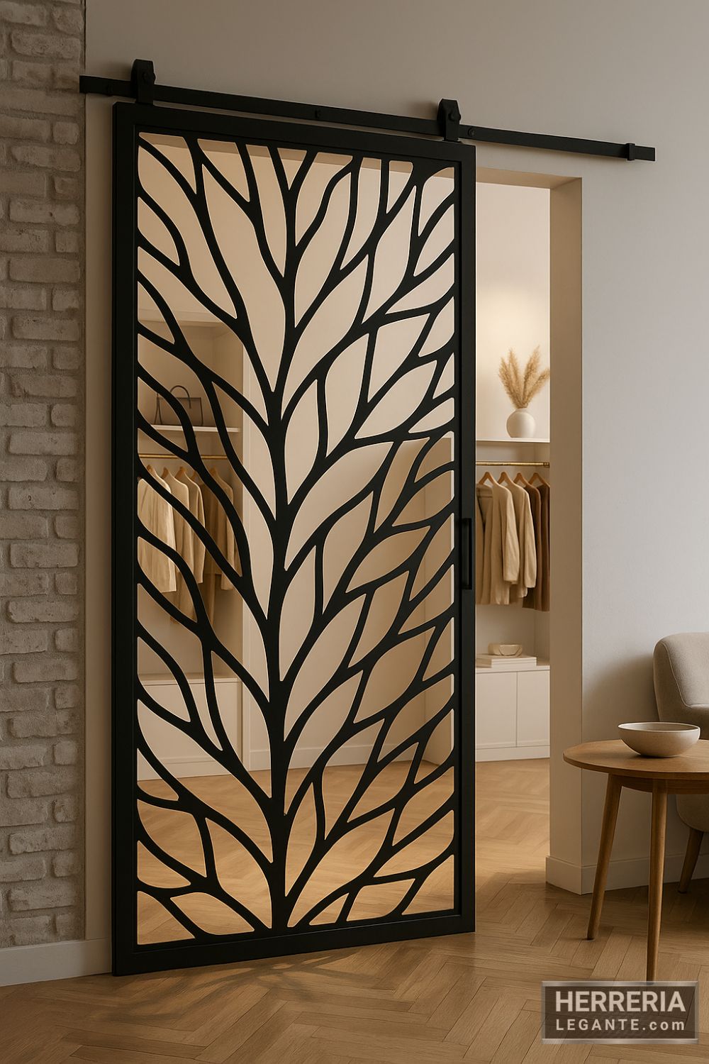 puerta corrediza de herrería negra con diseño calado de ramas, instalada en entrada a boutique o showroom elegante