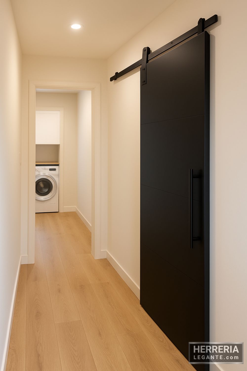 puerta de herrería corrediza compacta negra instalada en pasillo hacia lavandería moderna