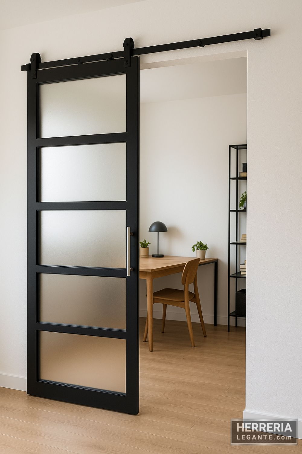 Puerta corrediza negra con vidrio esmerilado utilizada como acceso a oficina moderna dentro del hogar