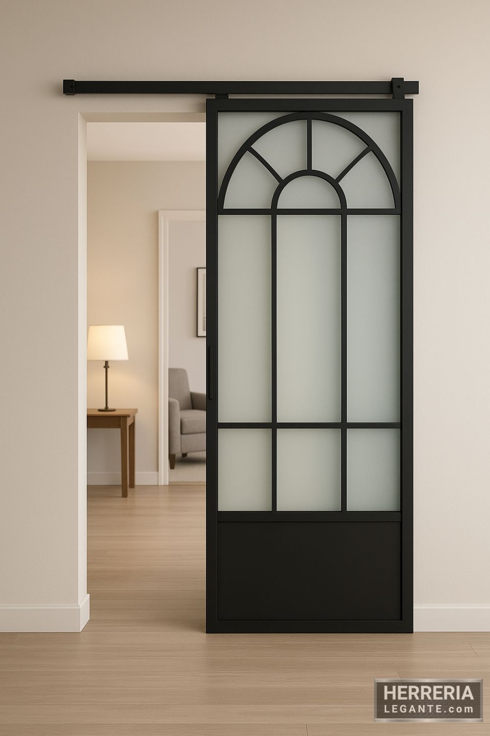 puerta corrediza de herrería con diseño de arco en pasillo moderno con vista a sala privada