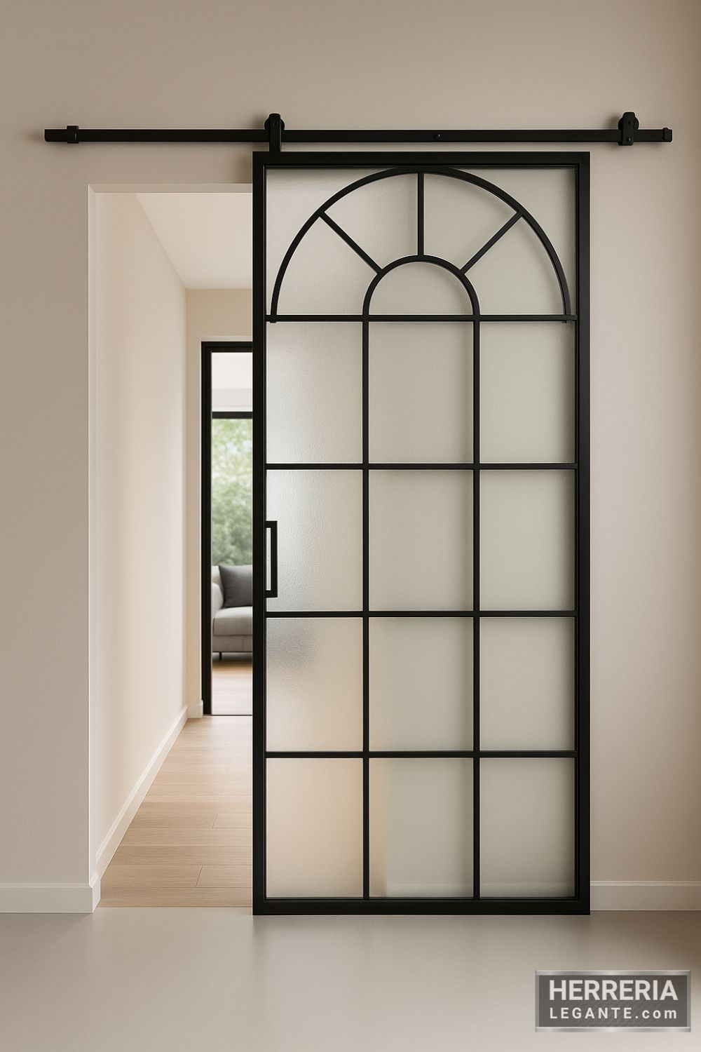 puerta de herrería corrediza con arco decorativo dividiendo sala principal de estilo clásico moderno