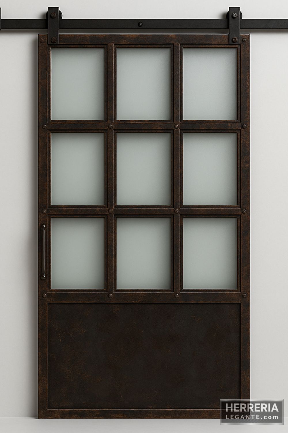 Puerta corrediza de hierro envejecido con paneles de vidrio segmentado y riel superior expuesto, estilo industrial