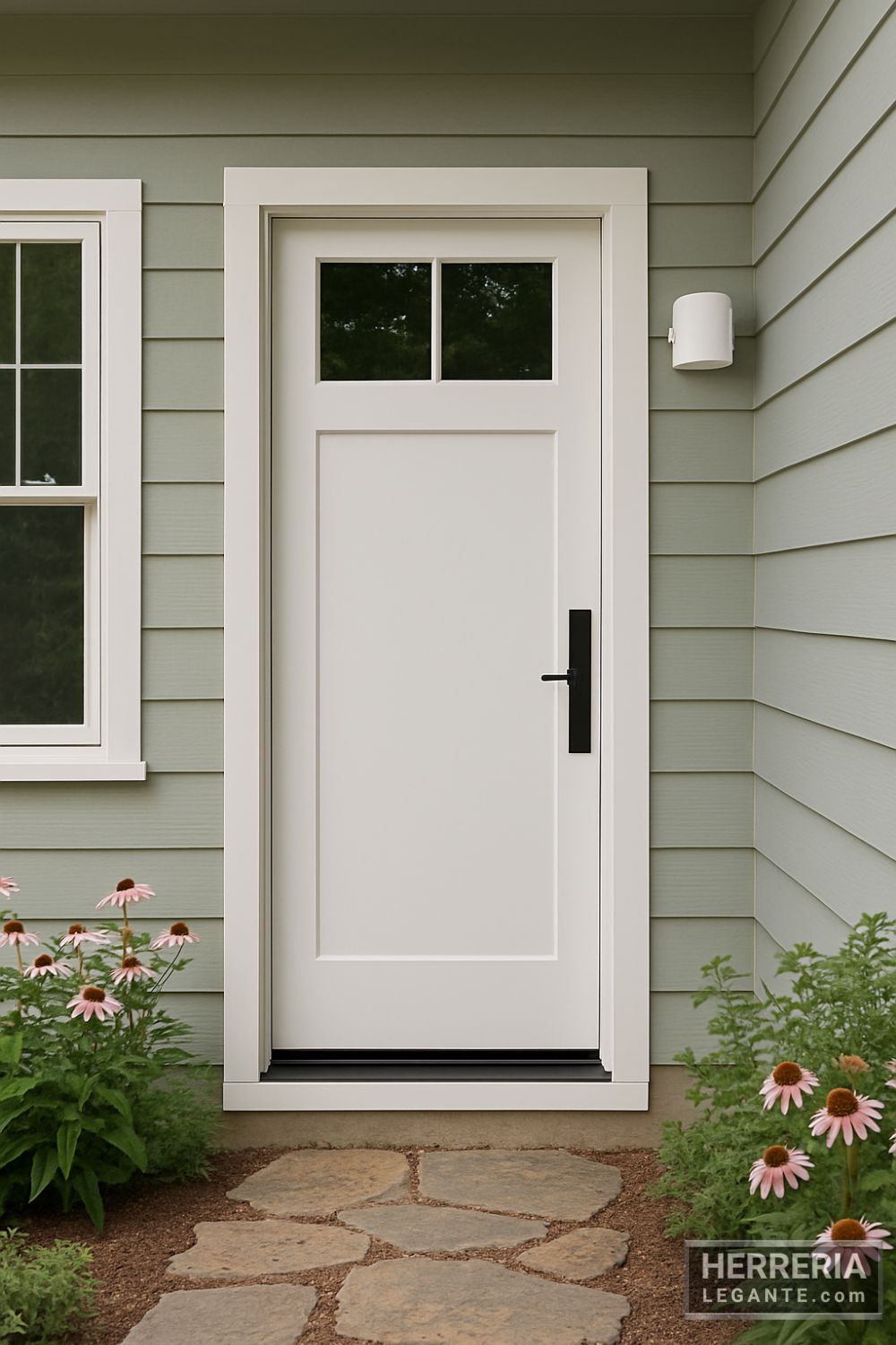 puerta de herrería blanca con panel liso y tragaluz superior, instalada en fachada de revestimiento tipo siding gris claro con marco blanco