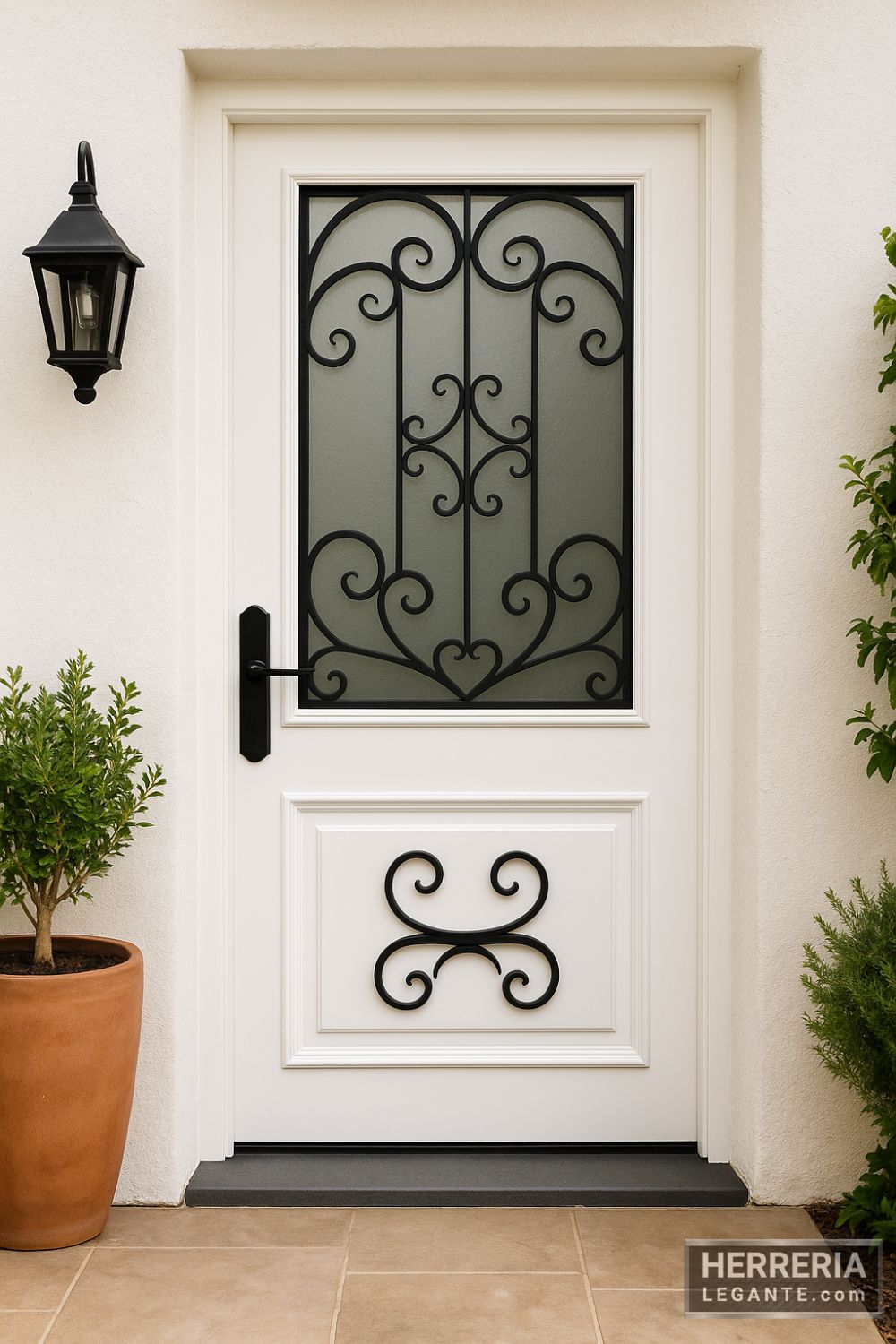 puerta de herrería blanca con vidrio esmerilado y detalles en hierro forjado negro en fachada de estuco claro con lámpara y macetas