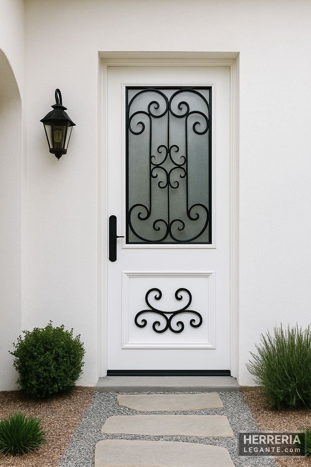 puerta de herrería blanca con vidrio esmerilado y detalles en hierro forjado negro en fachada mediterránea con sendero de piedra y vegetación