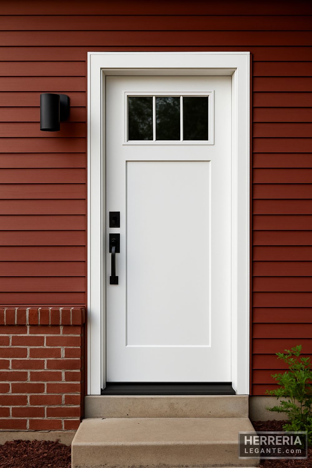puerta de herrería blanca con tragaluz de cuatro secciones, instalada en fachada remodelada estilo farmhouse con revestimiento blanco y detalles cálidos