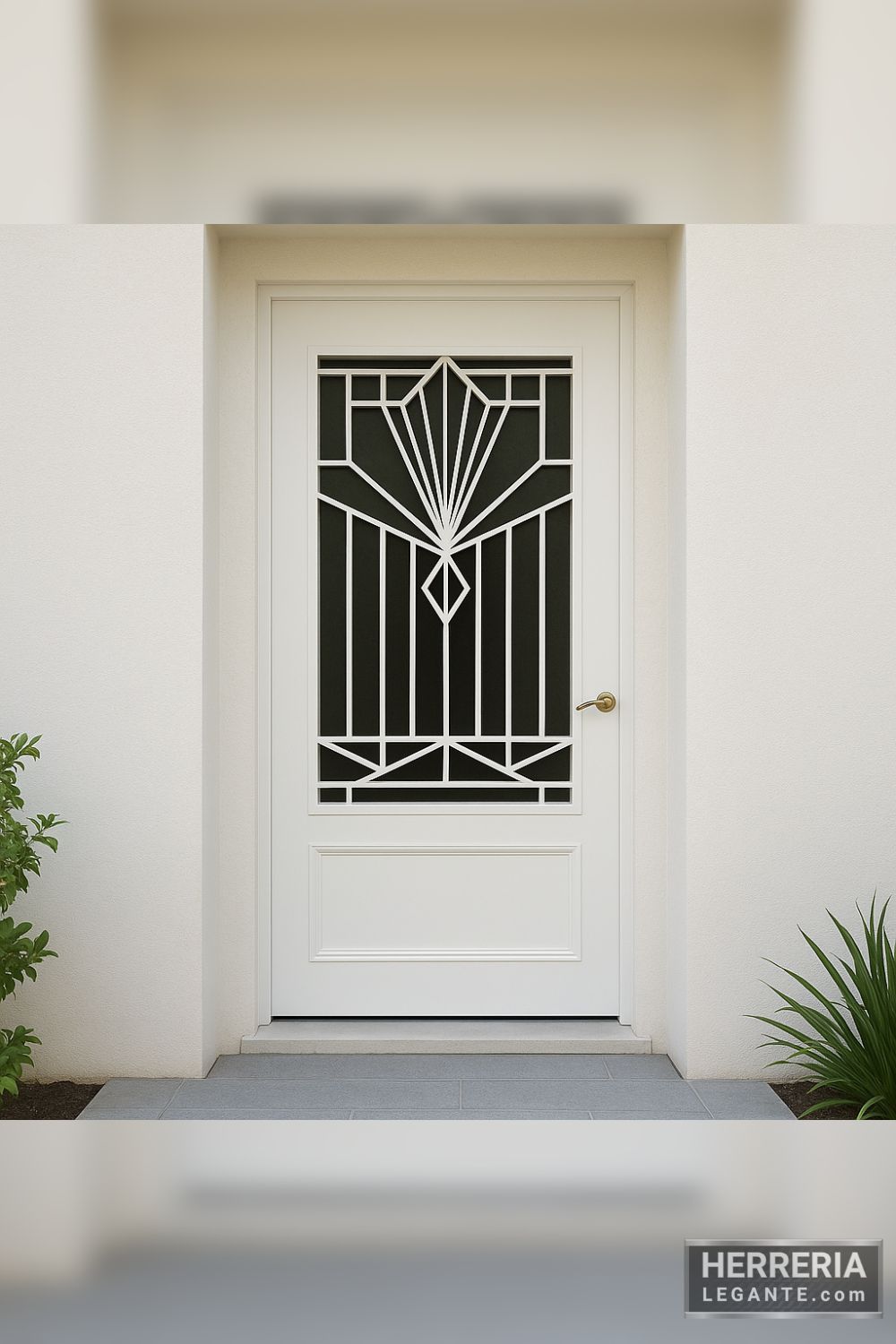 puerta de herrería blanca con diseño geométrico en vidrio oscuro, en fachada moderna de muros lisos y piso de piedra pulida