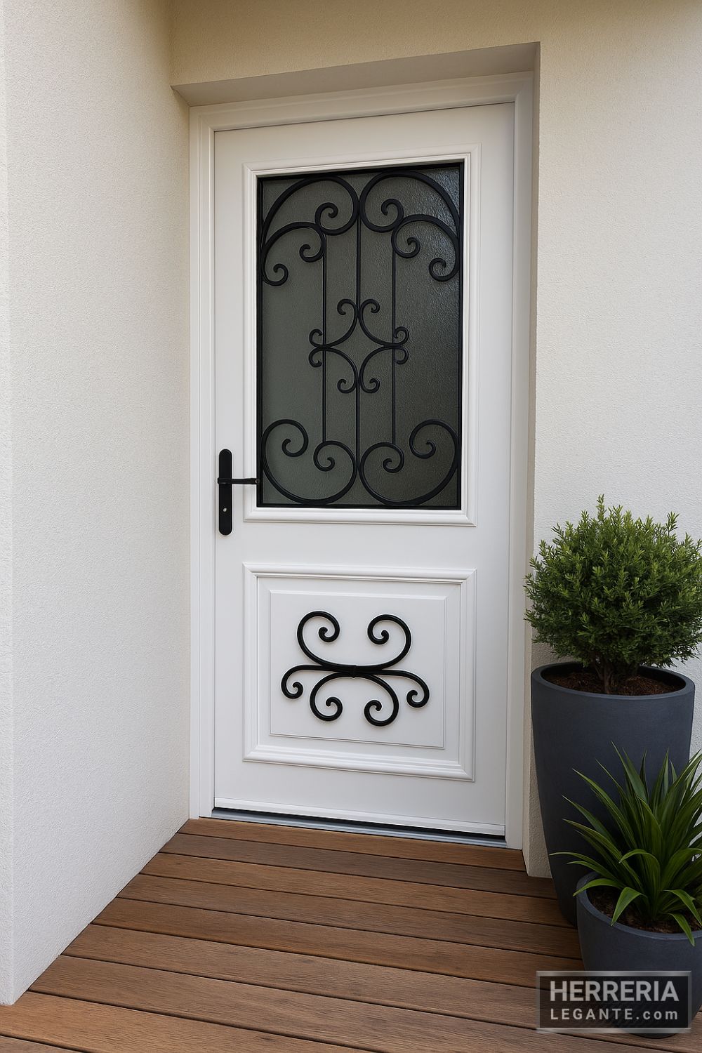 puerta de herrería blanca con vidrio esmerilado y detalles en hierro forjado negro, vista en ángulo tres cuartos sobre porche de madera con macetas decorativas