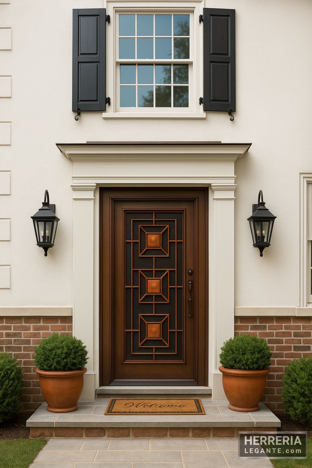 Puerta de herrería con diseño geométrico y detalles en cobre instalada en fachada de estilo colonial renovado con paredes blancas y ladrillo visto