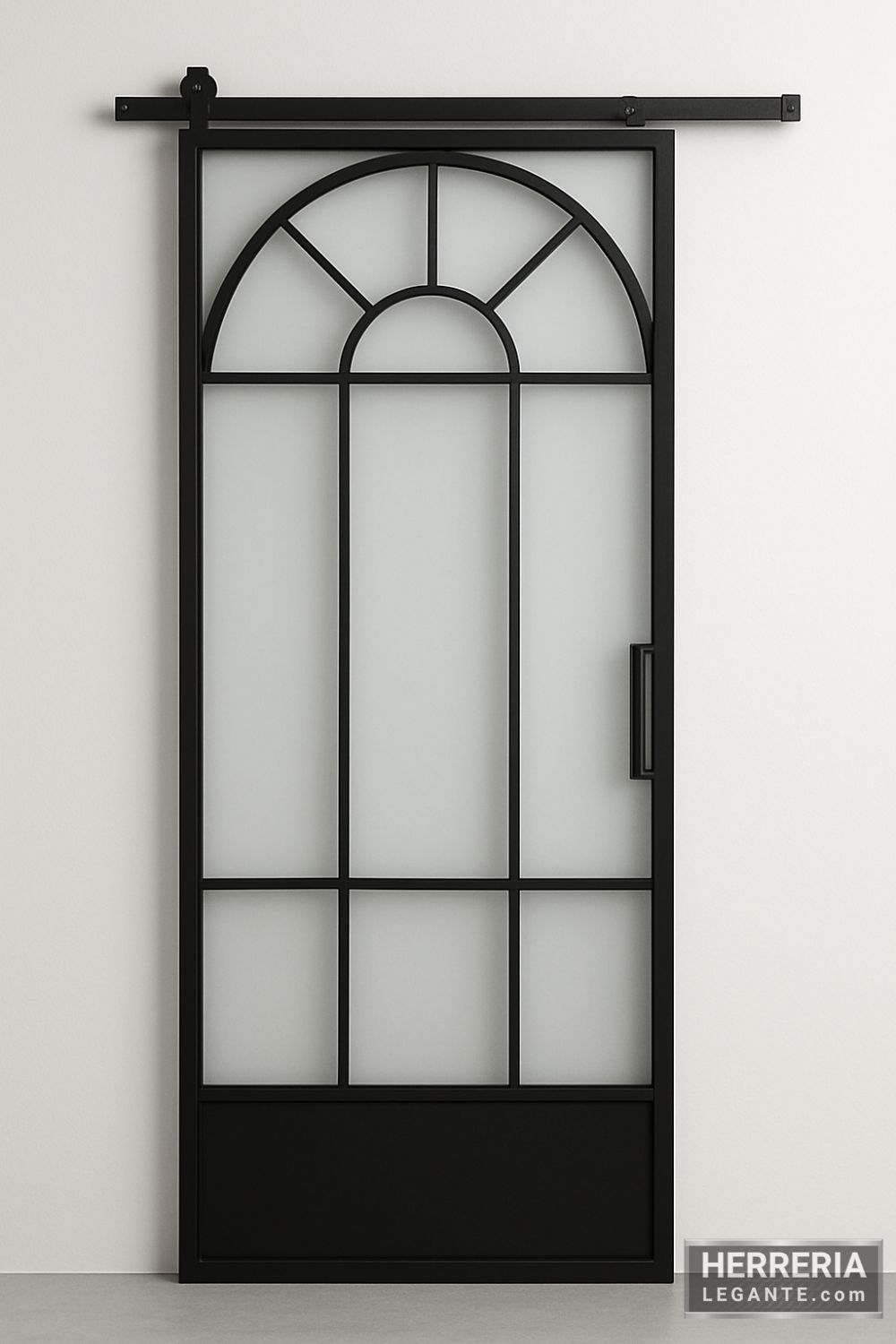 puerta corrediza de herrería con vidrio esmerilado y diseño decorativo en arco