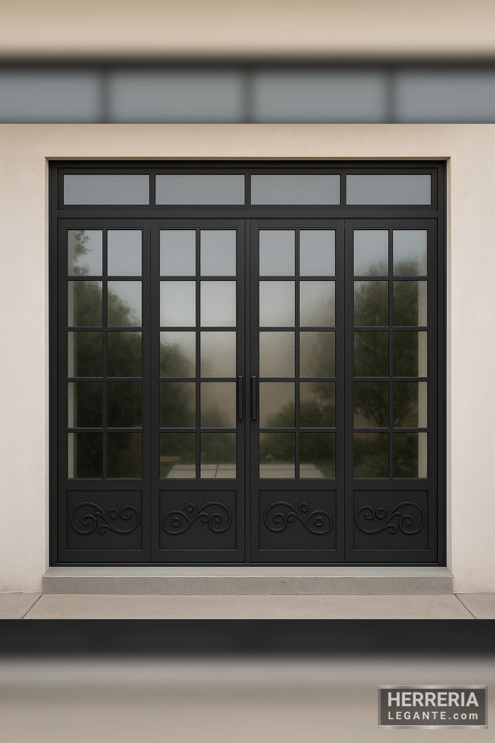 puerta de herrería corrediza de cuatro hojas con panel inferior decorado y ventana superior, vidrio esmerilado